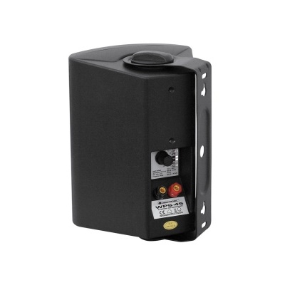 Coluna de som preta com suporte metálico em fundo branco