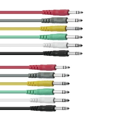 Conjunto de cabos de áudio coloridos com conectores P2 macho de 3,5 mm em fundo branco