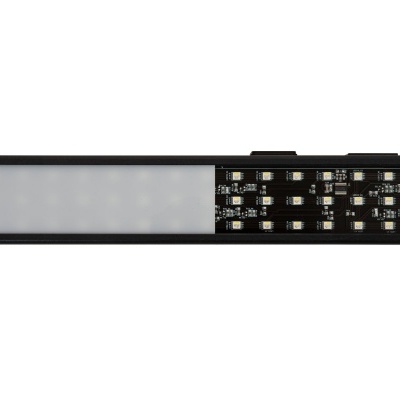 Barra luminosa LED preta com difusor branco e LEDs expostos
