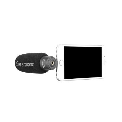 Microfone Saramonic ligado a smartphone branco