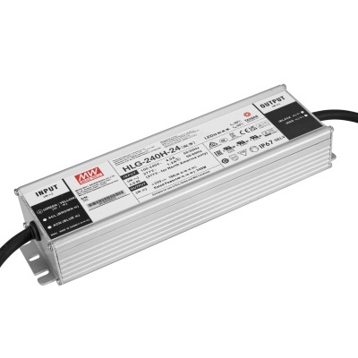 Transformador eletrônico metálico prateado com etiquetas e cabos pretos