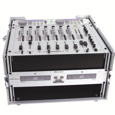 Mixer de áudio profissional em painel metálico prateado com sliders e botões