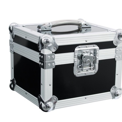 Mala de transporte preta com cantos metálicos e pega superior