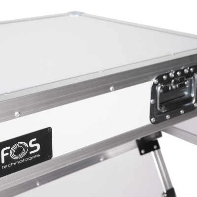 Mesa branca em metal com placa FOS