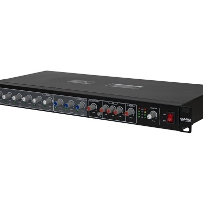 Amplificador áudio preto com botões e indicadores LED