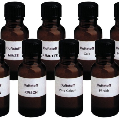 Frascos pequenos de vidro castanho com tampas pretas e etiquetas brancas com nomes de aromas.