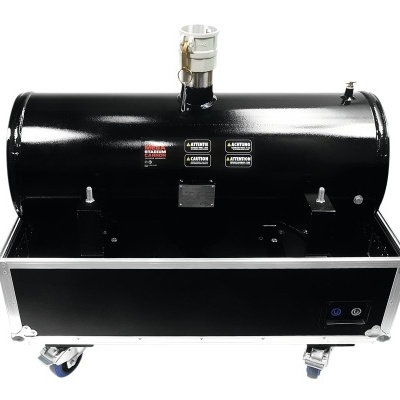 Máquina preta cilíndrica com etiquetas e caixa preta com rodas