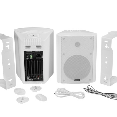 Colunas brancas com suportes e cabos em fundo branco