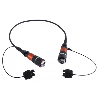 Cabo prolongador com conectores metálicos e detalhes pretos e laranja.