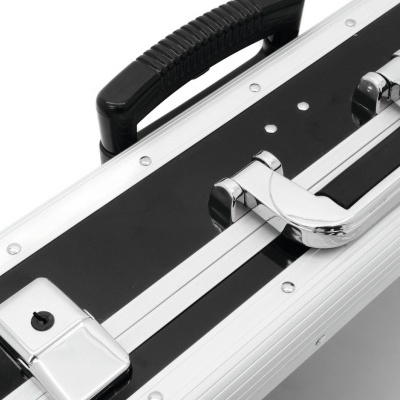 Mala de ferramentas de alumínio prateada com detalhes pretos e fechos metálicos