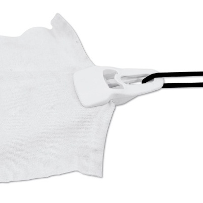 Máscara branca de tecido com fitas elásticas pretas em fundo branco