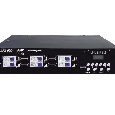 Aparelho DMX DPX-620 preto com interruptores e botões brancos