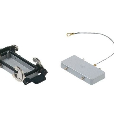 Suporte metálico preto com grampos prateados e captador cinzento para guitarra com cabo