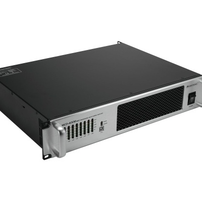 Amplificador áudio profissional metálico preto e prateado com botões e grelha frontal negra