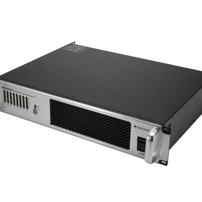 Amplificador de áudio profissional preto e prateado com grelha frontal