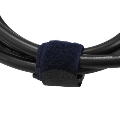 Cabo preto enrolado com fita de velcro azul escuro