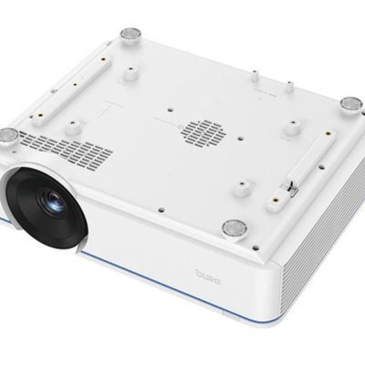 Projetor branco XGIMI com lente preta e ventilação