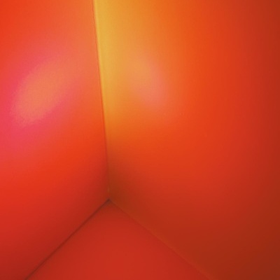 Superfícies lisas laranja formando um canto abstrato