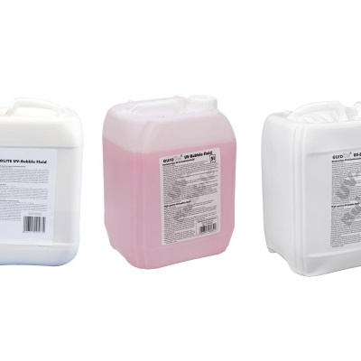 Três bidões plásticos de líquidos com rótulos e tampas diferentes.