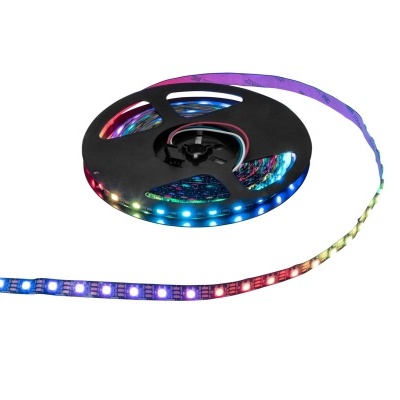 Rolo de fita LED colorida enrolado em carretel preto