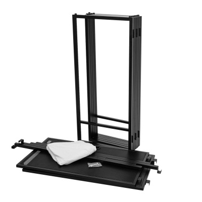 Estrutura metálica preta desmontada com rede branca