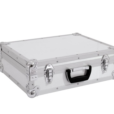 Mala rígida prateada com cantos reforçados e pega preta