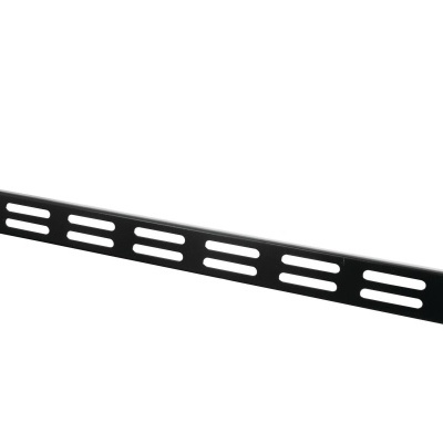 Barra metálica preta comprida com furos alongados e circulares