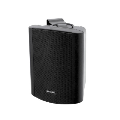 Coluna de som preta com suporte e fundo branco