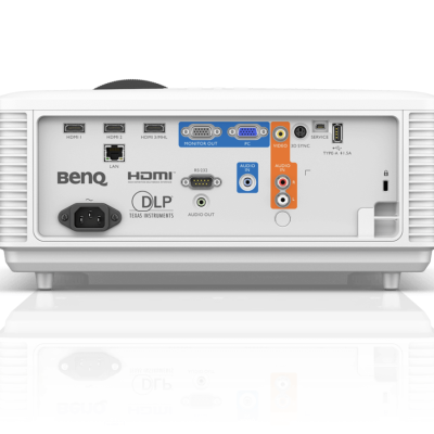 Parte traseira de projetor branco BenQ com portas USB, VGA, HDMI e áudio