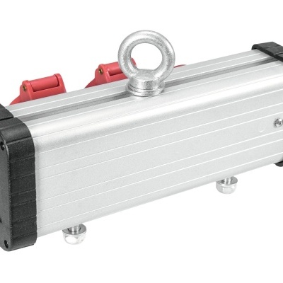 Dispositivo metálico prateado com fichas vermelhas e extremidades pretas