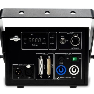 Equipamento eletrónico preto com visor digital e ligações para microfone e DMX