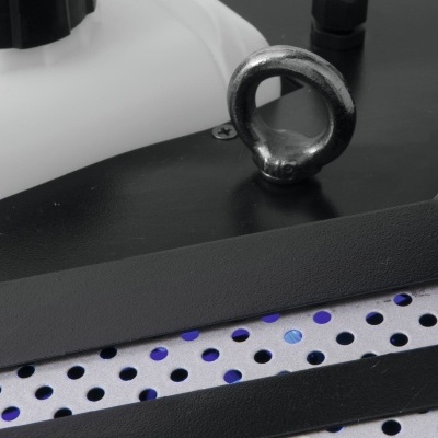 Equipamento industrial com anel metálico e superfície perfurada em metal prateado