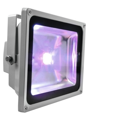 Projetor LED quadrado com vidro violeta e armação metálica cinzenta