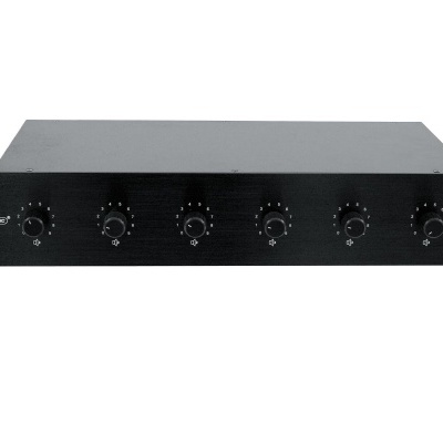 Amplificador de áudio preto em rack com seis botões frontais