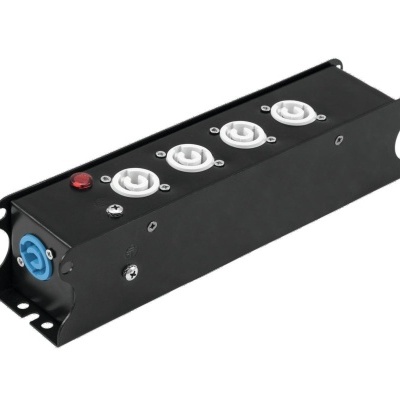 Dispositivo eletrônico preto com quatro botões brancos e conector azul