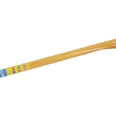 Par de pauzinhos de bambu com rótulo colorido