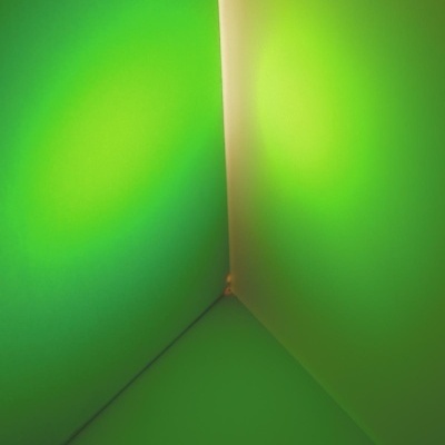 Canto interior com paredes iluminadas de verde