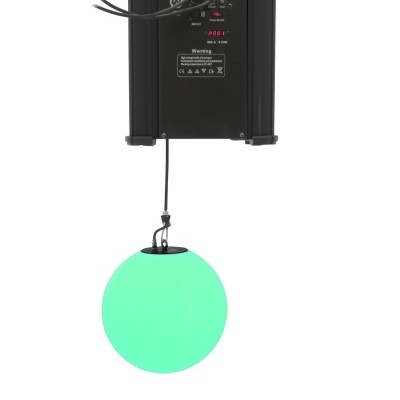 Dispositivo com esfera luminosa verde e unidade preta com botões e etiquetas