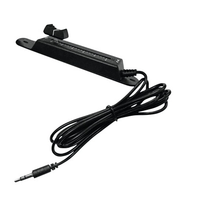 Produto eletrônico preto com cabo e conector jack sobre fundo branco