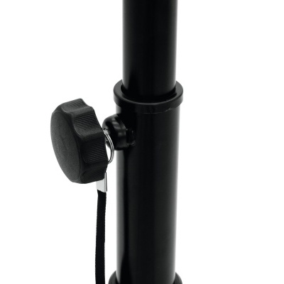 Suporte tubular preto com manípulo de ajuste e correia preta