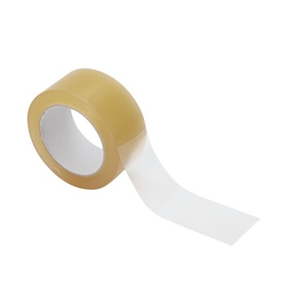 Rolo de fita adesiva transparente com suporte amarelo claro.