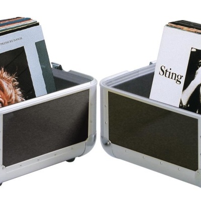 Dois organizadores para discos vinil em madeira escura com vinis visíveis