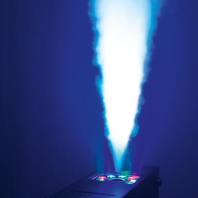 Projetor LED a emitir feixe de luz branca em fundo escuro azul