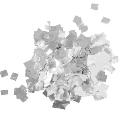 Confetes prateados quadrados em amontoado sobre fundo branco