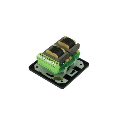 Componente eletrónico com bobinas pretas e amarelas sobre base preta