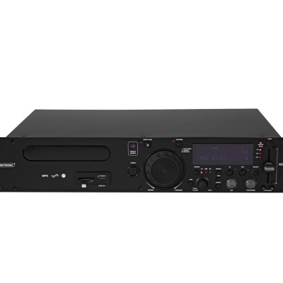 Leitor de CD profissional preto com vários botões e visor digital