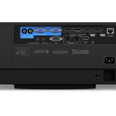Parte traseira de projetor preto com várias portas e texto BenQ