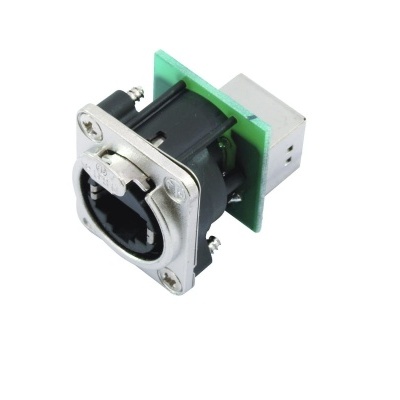 Conector de áudio preto com metal e placa verde em fundo branco