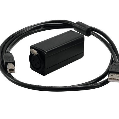 Cabo adaptador preto com USB e entrada XLR em fundo branco