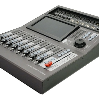 Consola de mixagem digital cinza escuro com sliders e botões